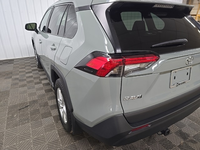 2021 Toyota RAV4 XLE photo 5