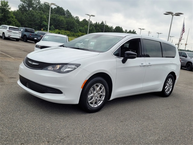 2025 Chrysler Voyager LX photo 2