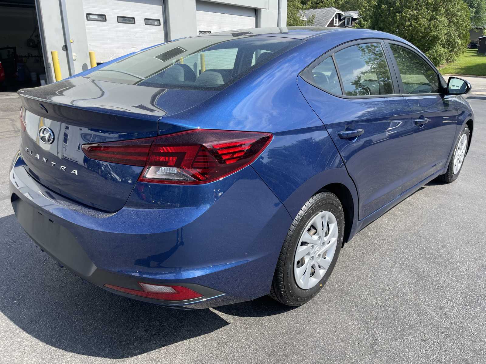 Used 2020 Lakeside Blue Hyundai SE image 3