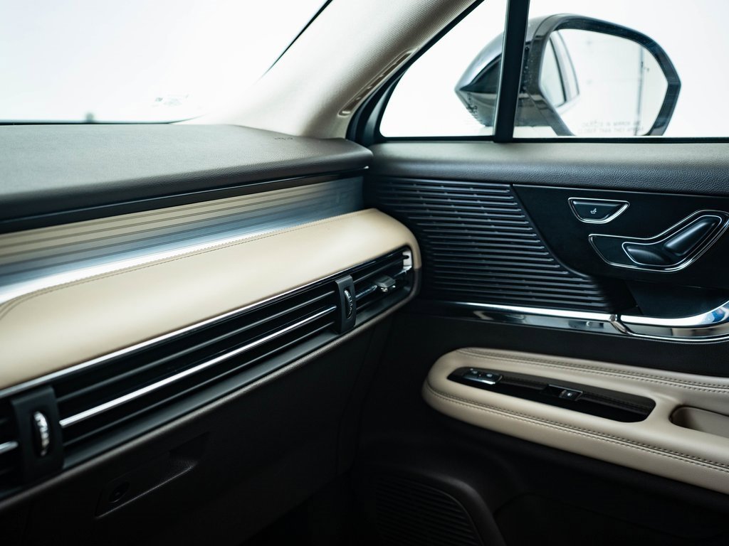 2022 Lincoln Corsair Standard photo 32