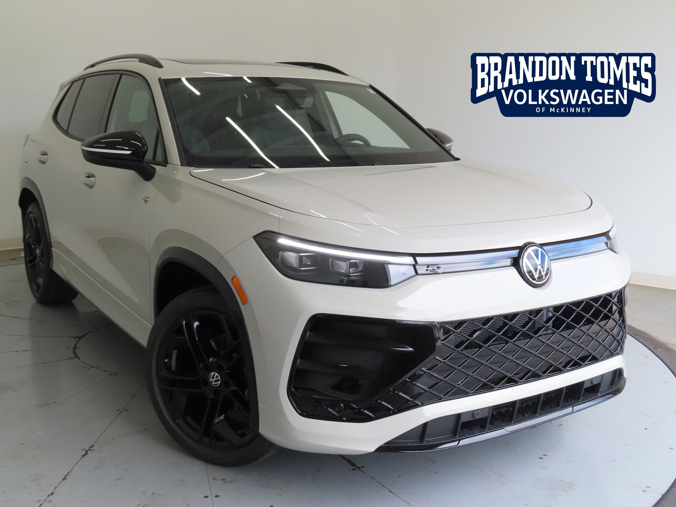 2026 Volkswagen Tiguan SE R-LINE BLACK's photo