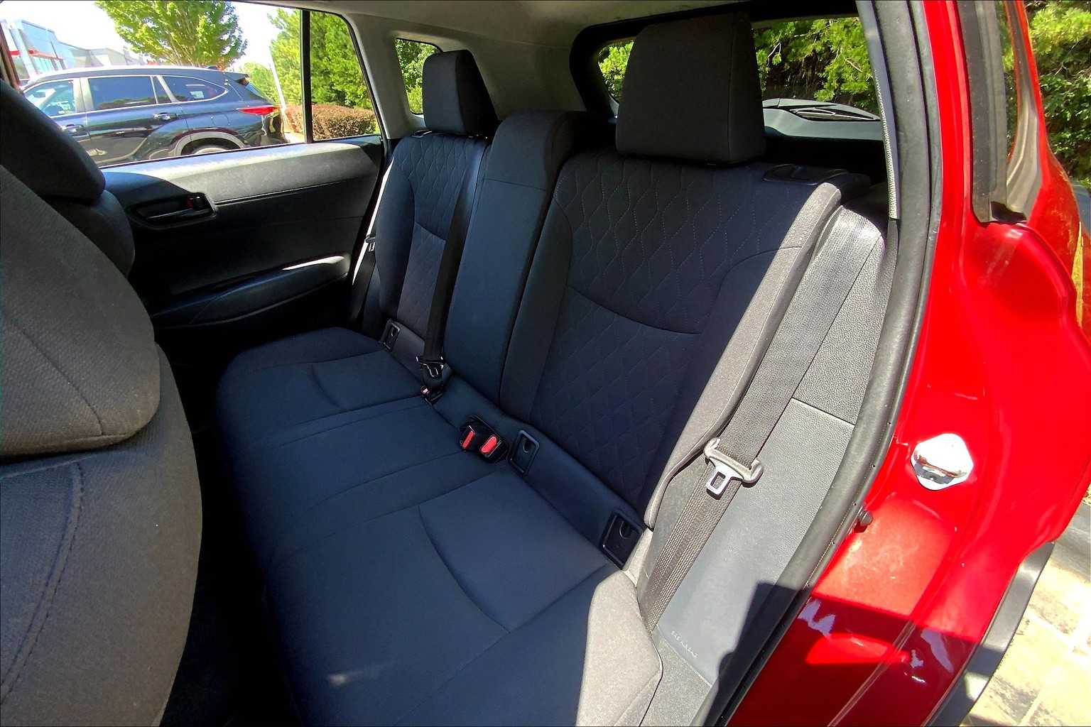 2022 Toyota Corolla Cross LE photo 18