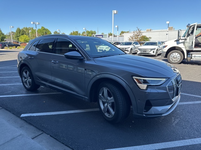 2019 Audi e-tron Premium Plus photo 2