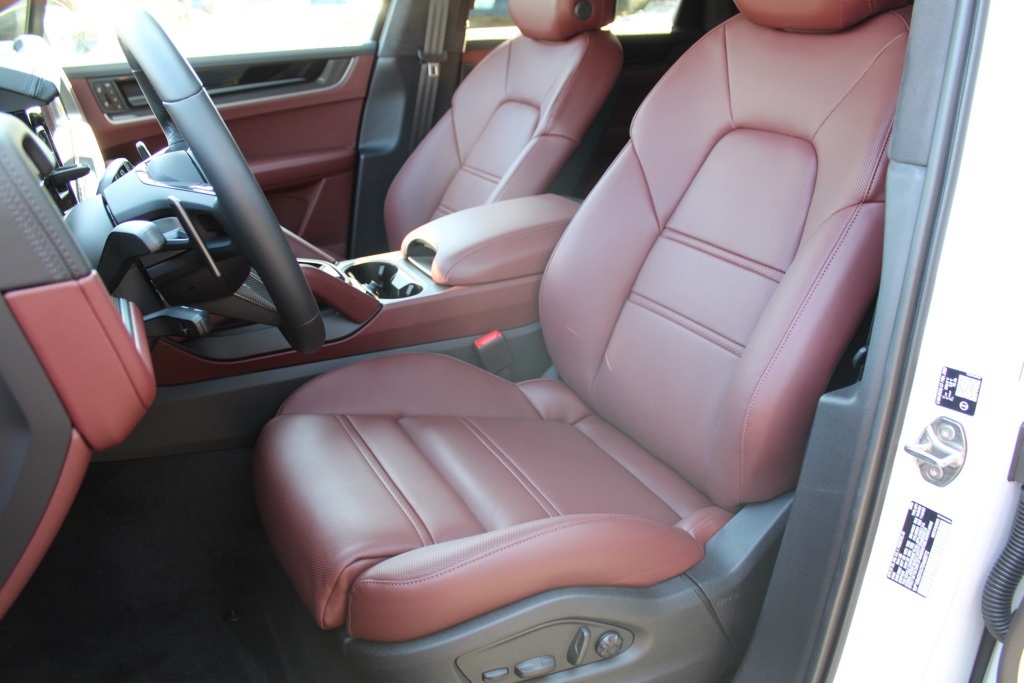 2026 Porsche Cayenne Turbo E-Hybrid Coupe photo 2