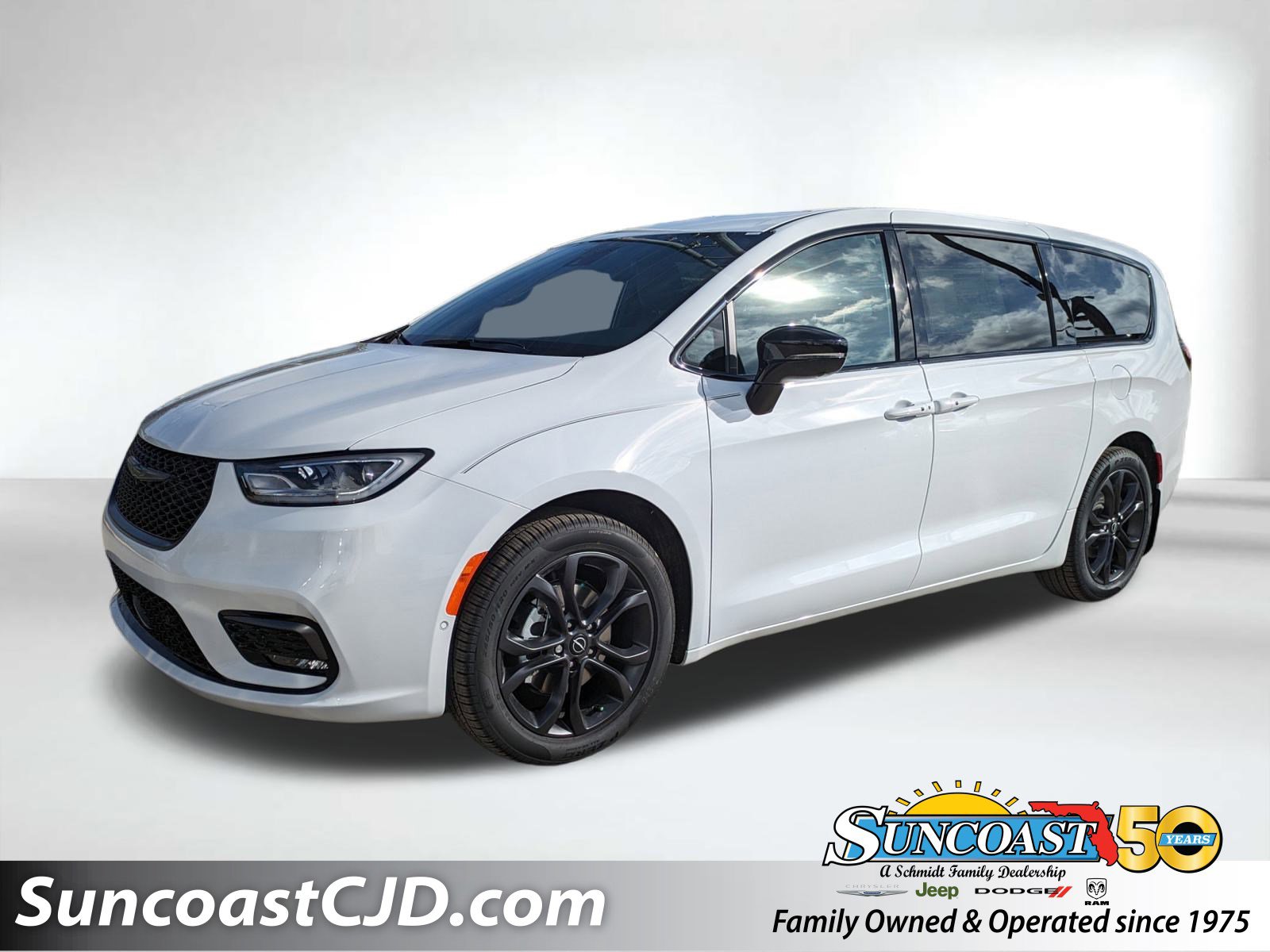 2026 Chrysler Pacifica Select's photo