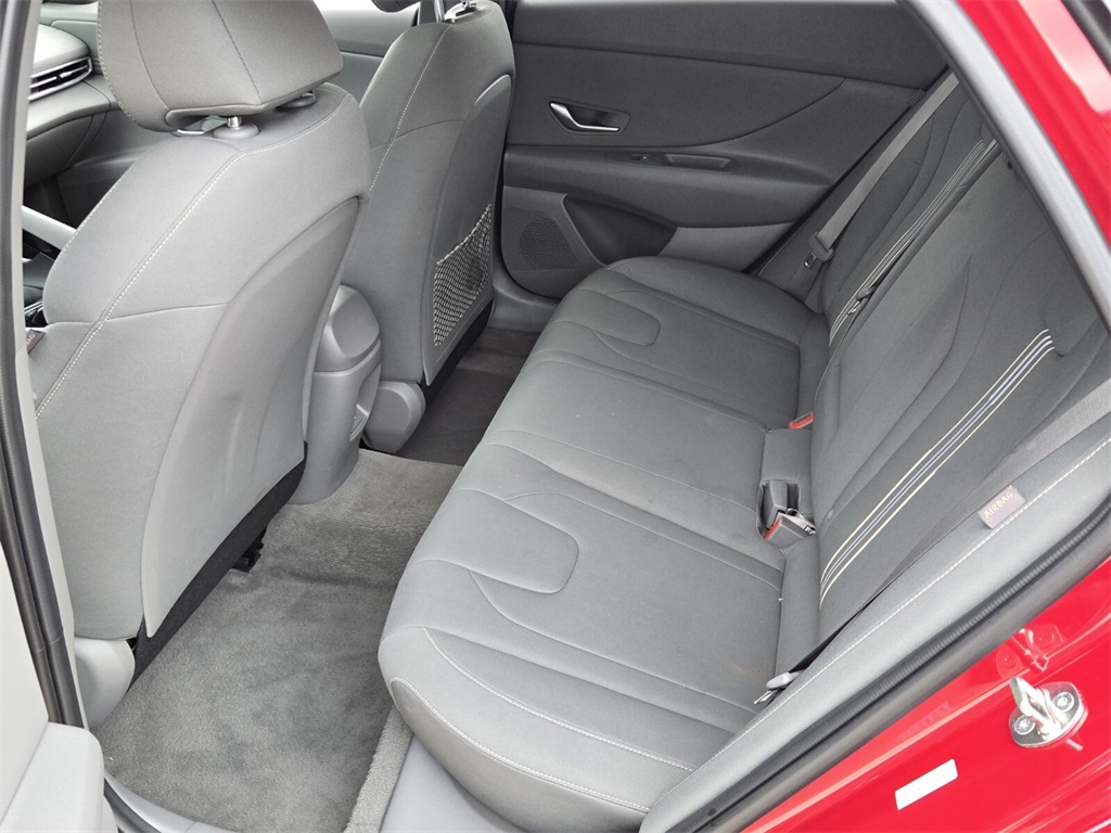 2024 Hyundai Elantra SEL Convenience photo 11