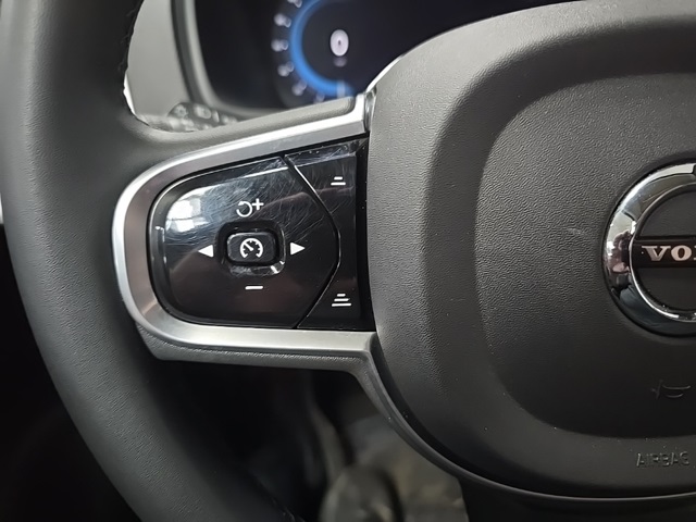 2023 Volvo XC90 B5 Core photo 18