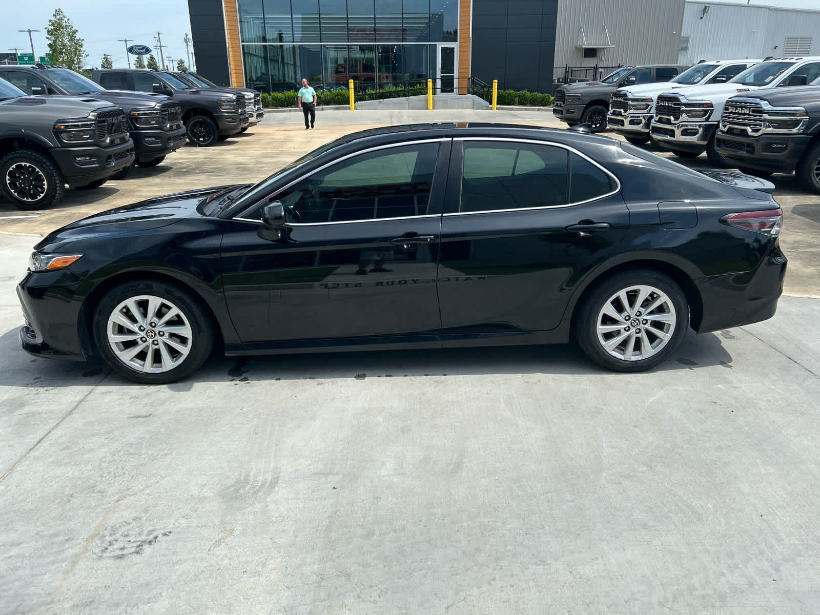 2023 Toyota Camry LE photo 4