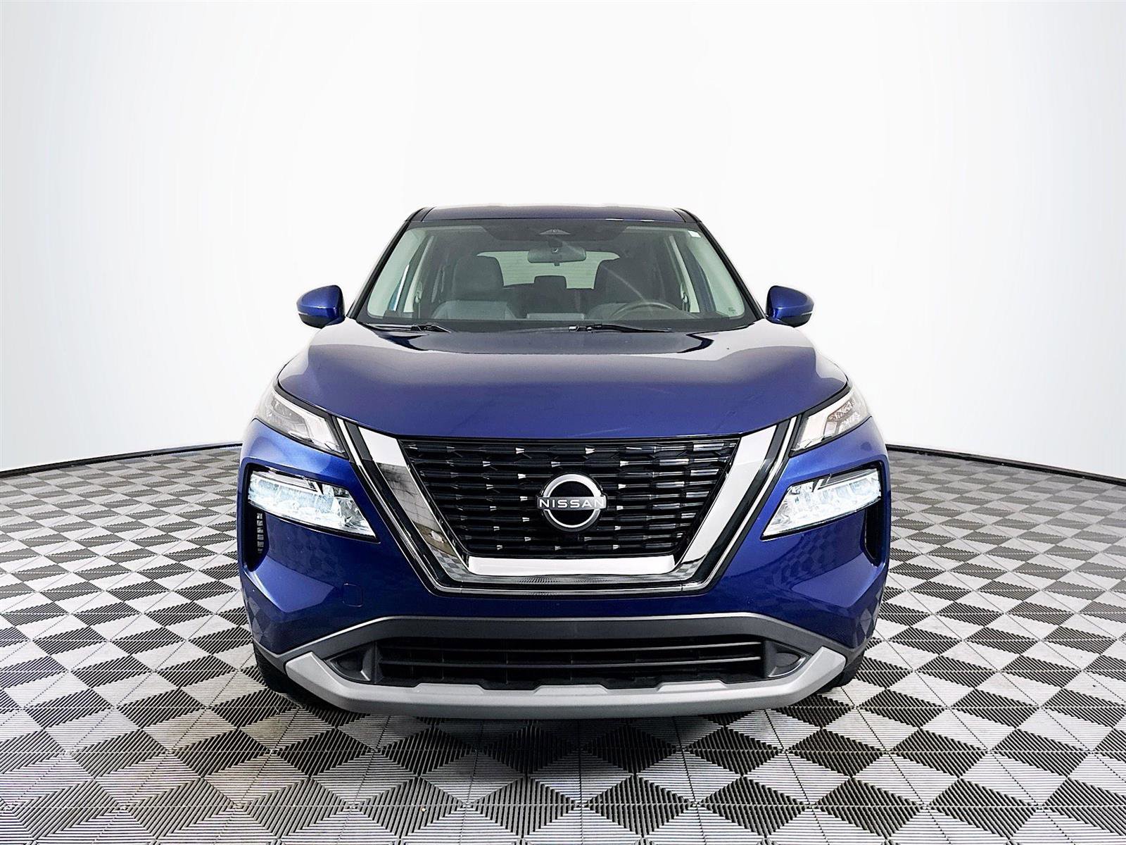 2022 Nissan Rogue SV photo 2