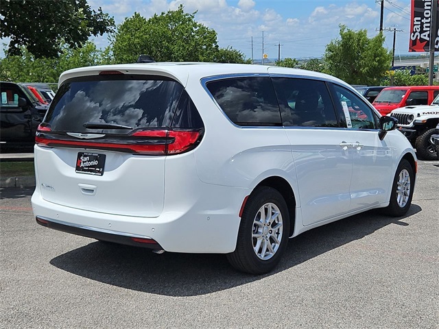 2025 Chrysler Pacifica photo 11