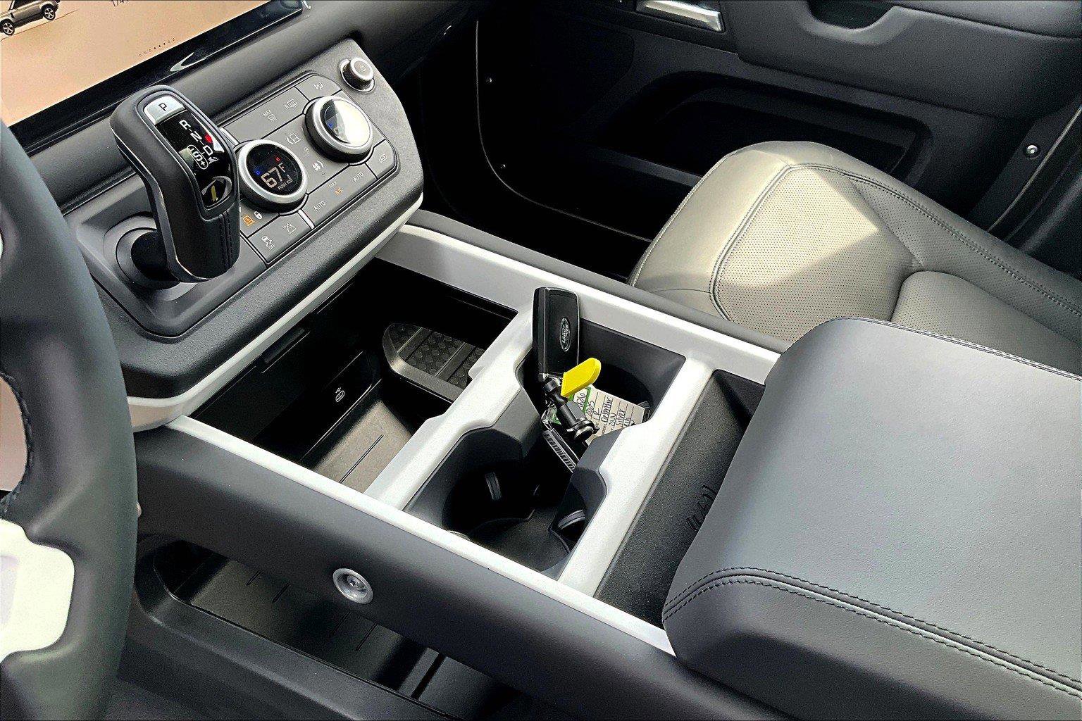 2025 Land Rover Defender 110 S photo 8