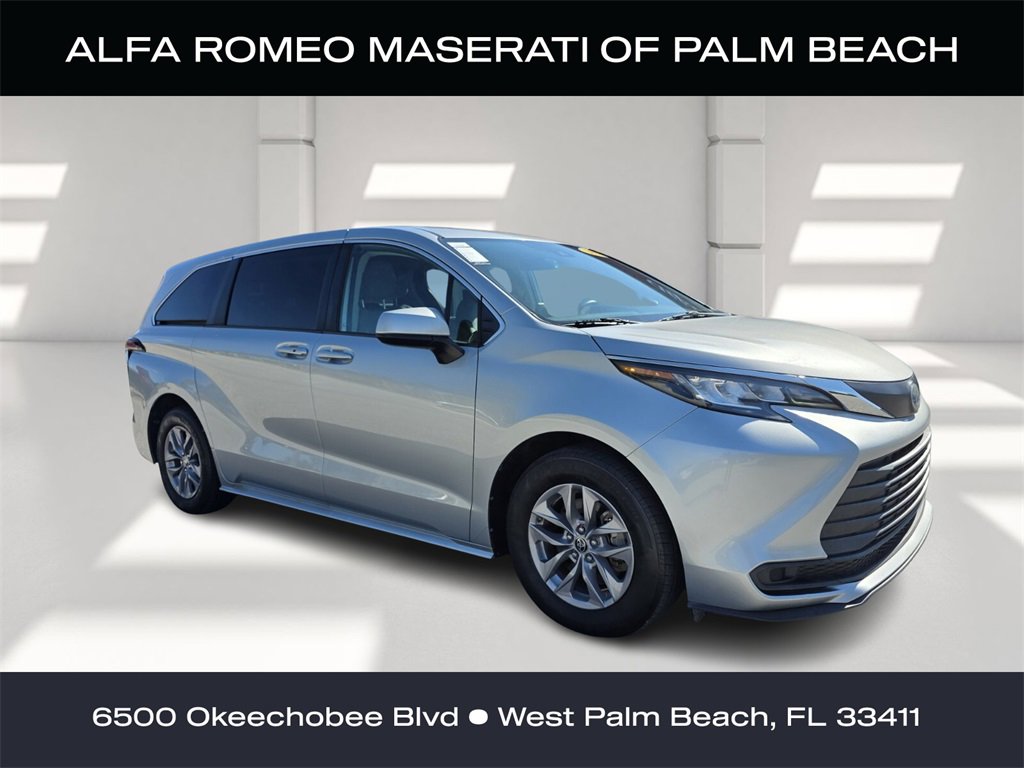 2022 Toyota Sienna LE's photo