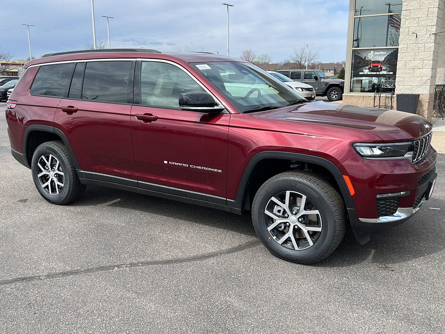 2025 Jeep Grand Cherokee Limited photo 2