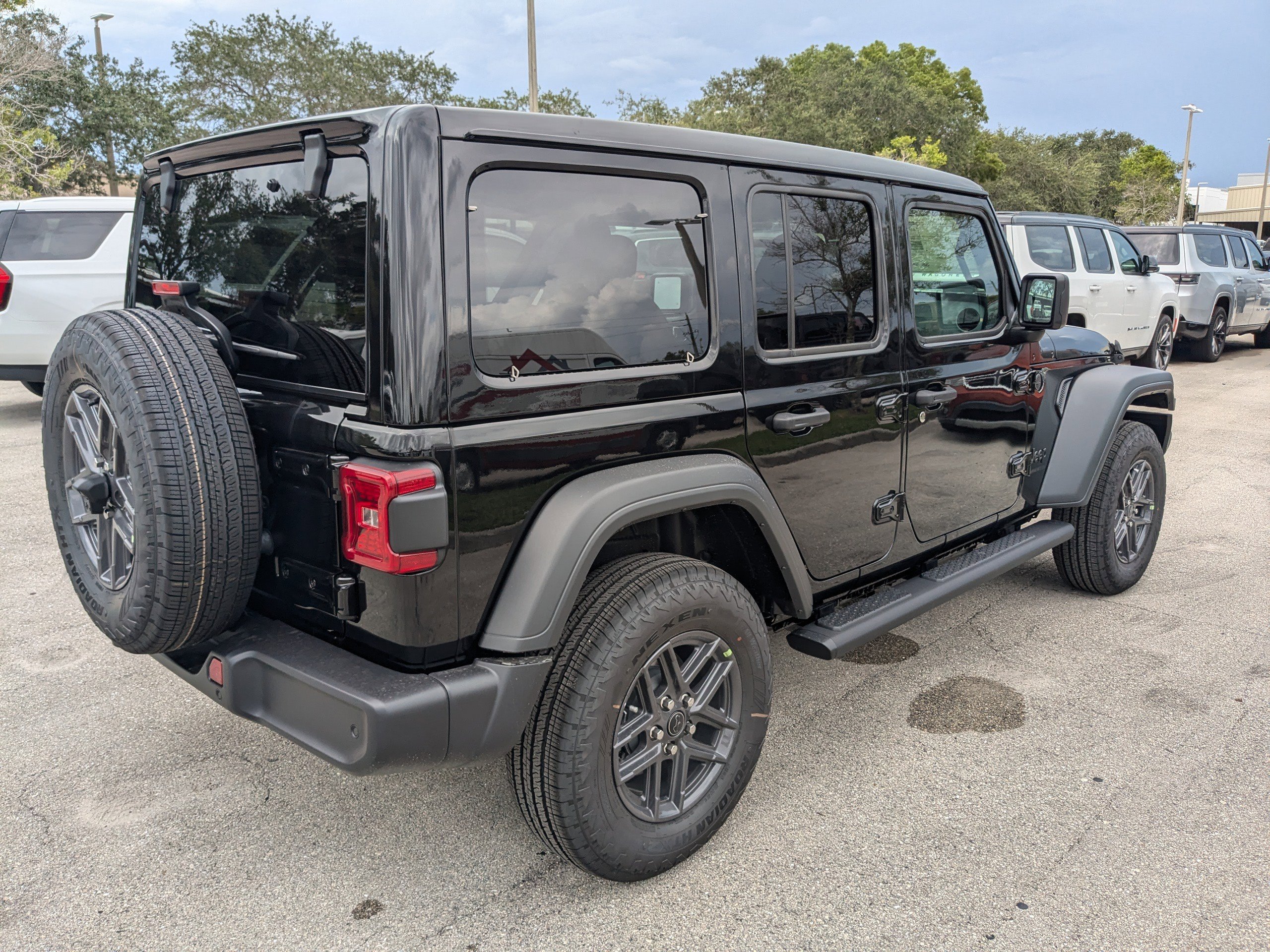 2025 Jeep Wrangler Sport S photo 4
