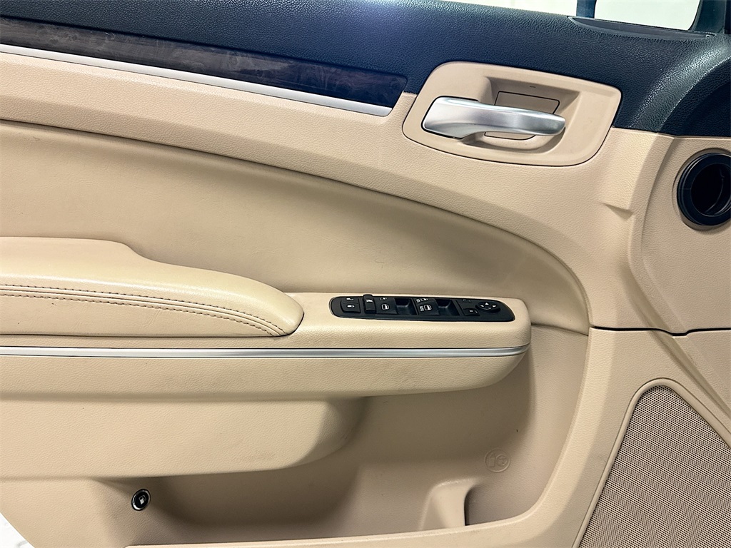 2013 Chrysler 300 Base photo 17