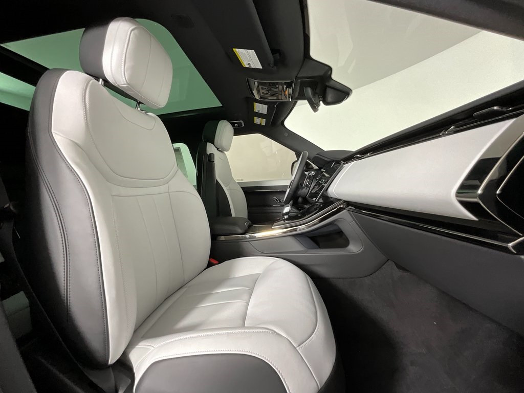 2025 Land Rover Range Rover Sport SE photo 3