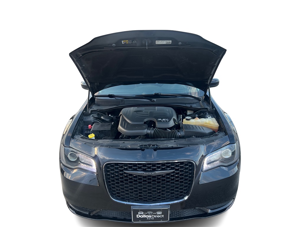 2020 Chrysler 300 Touring photo 11