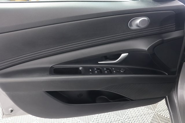 2023 Hyundai Elantra SEL photo 23