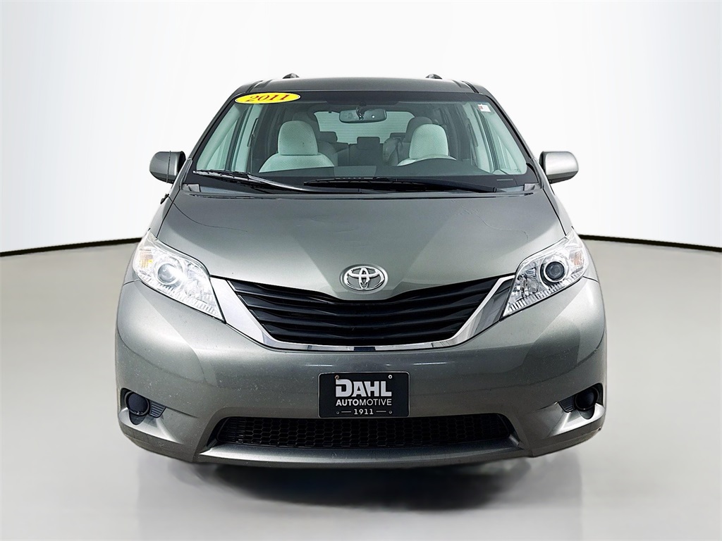 2011 Toyota Sienna LE photo 2
