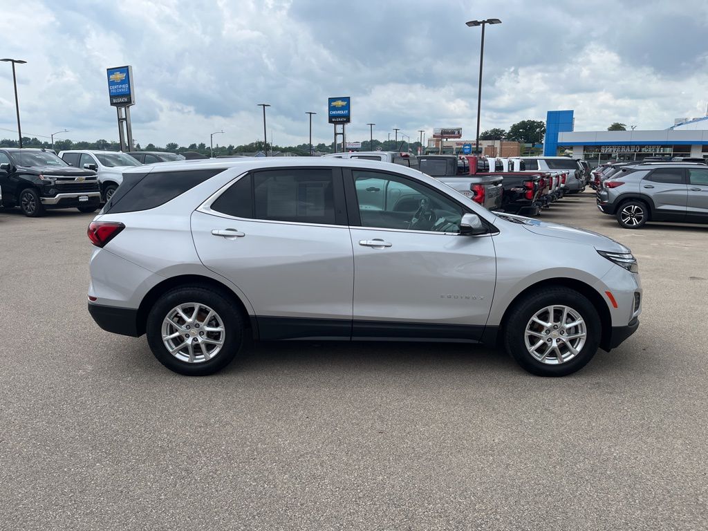 2022 Chevrolet Equinox LT photo 2