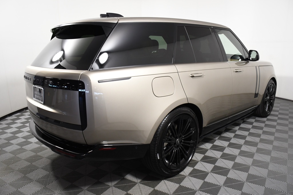 2025 Land Rover Range Rover SE photo 4