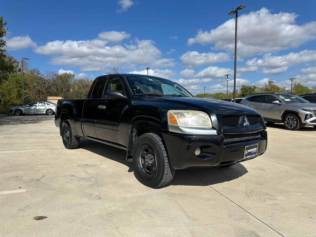 2007 Mitsubishi Raider LS photo 3