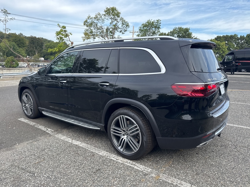 2026 Mercedes Benz GLS 450 4MATIC photo 4