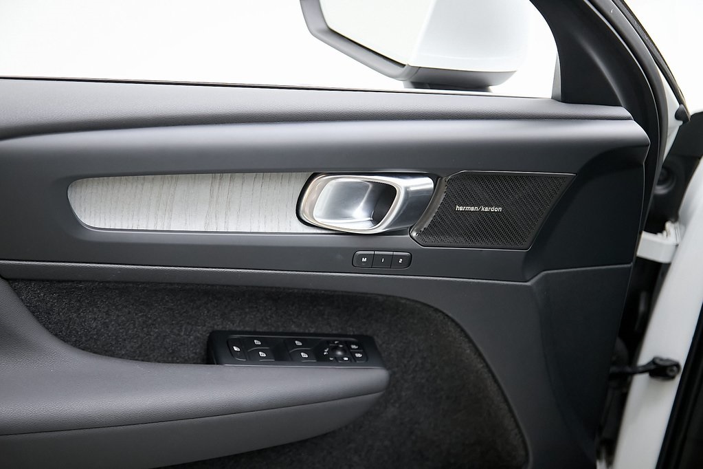 2024 VOLVO XC40 - Image 12