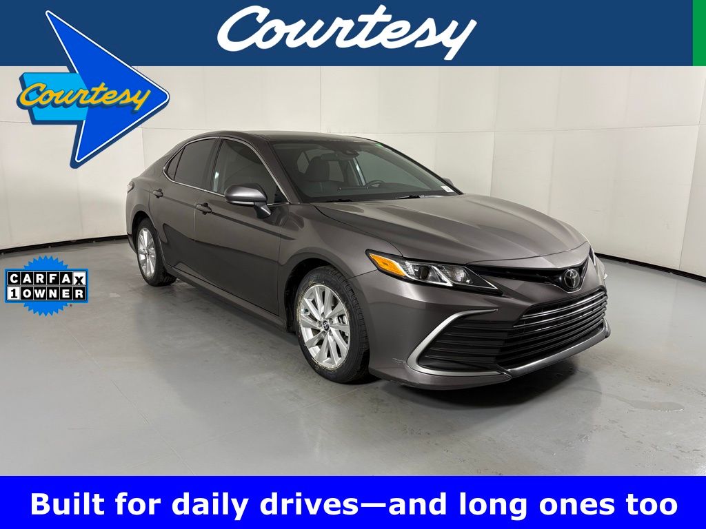 2023 Toyota Camry LE's photo