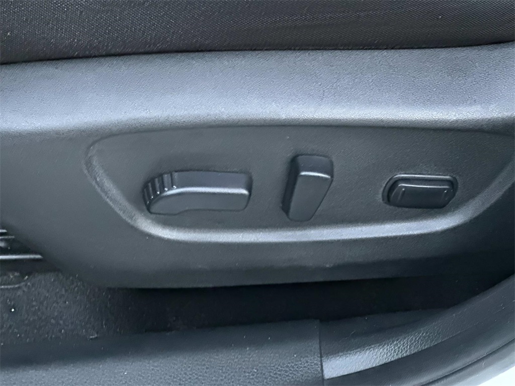 2019 Nissan Rogue SV photo 28