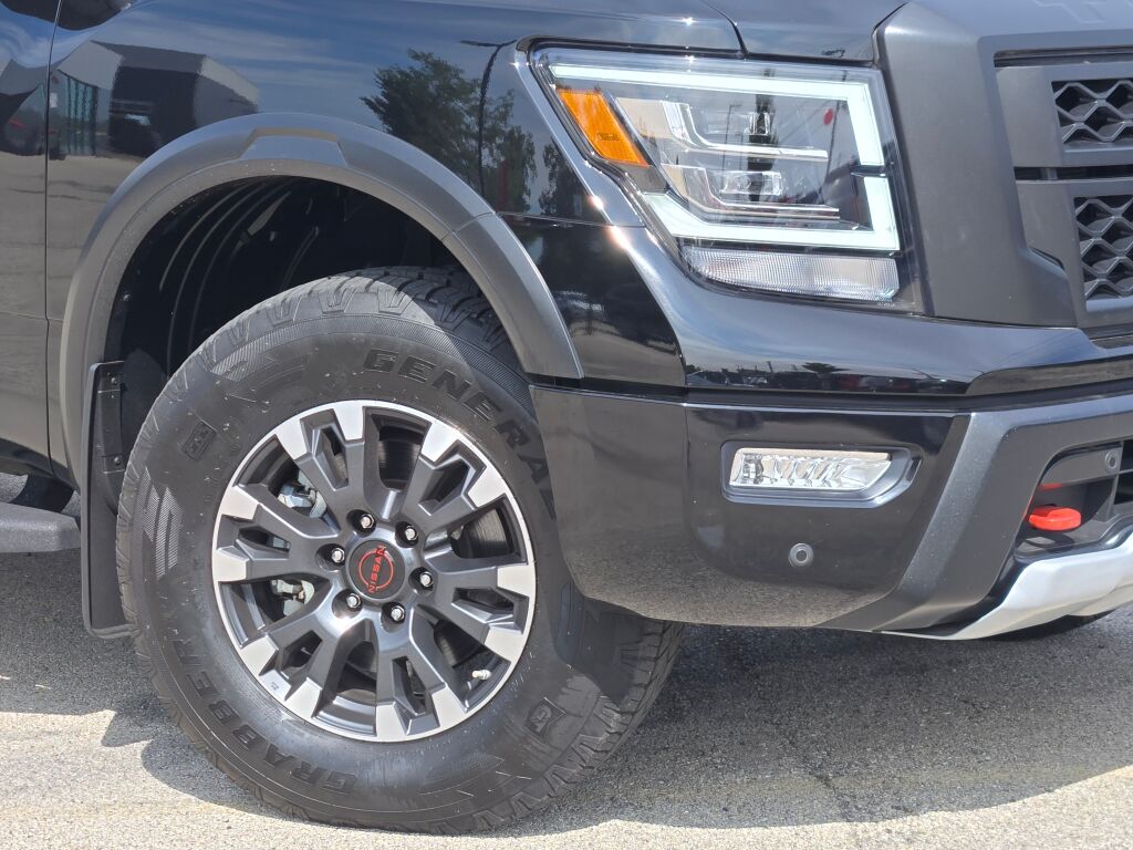 2024 Nissan Titan PRO-4X photo 2