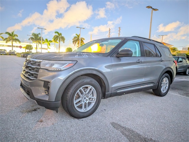 2025 Ford Explorer photo 4