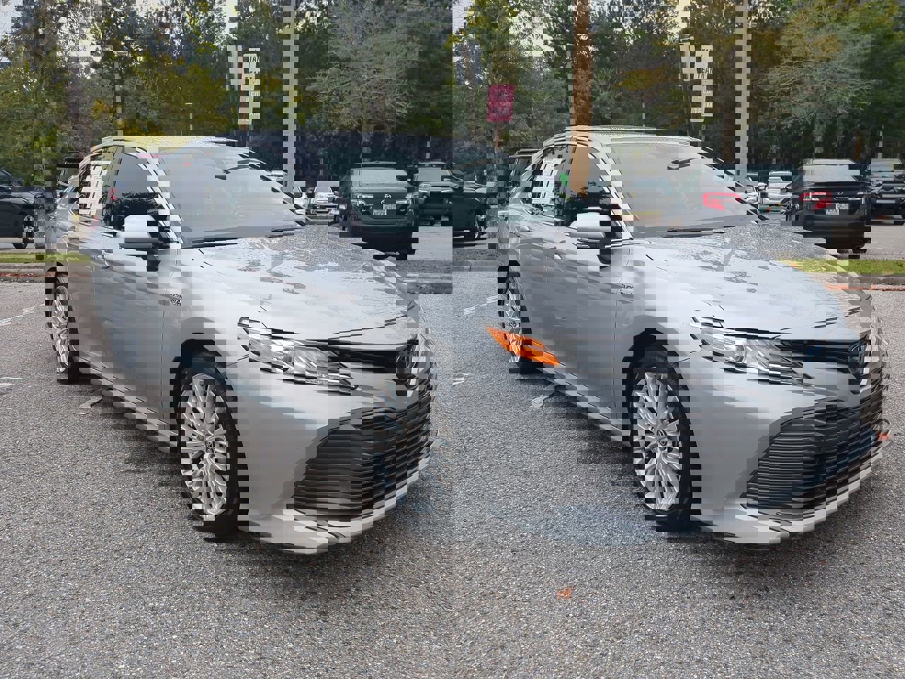 2019 Toyota Camry SE XLE Hybrid photo 3