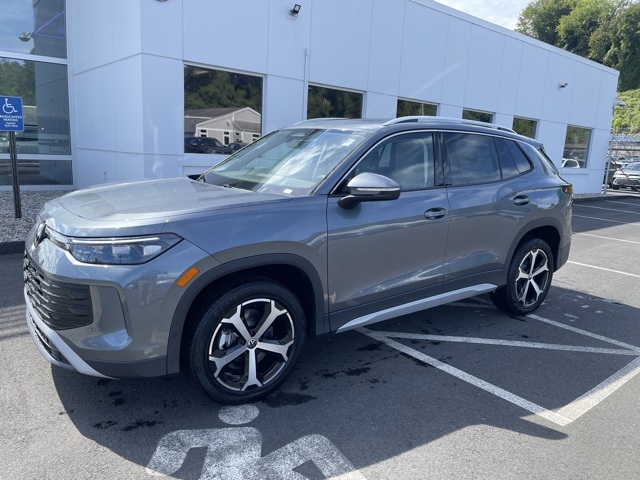 2025 Volkswagen Tiguan SE photo 2