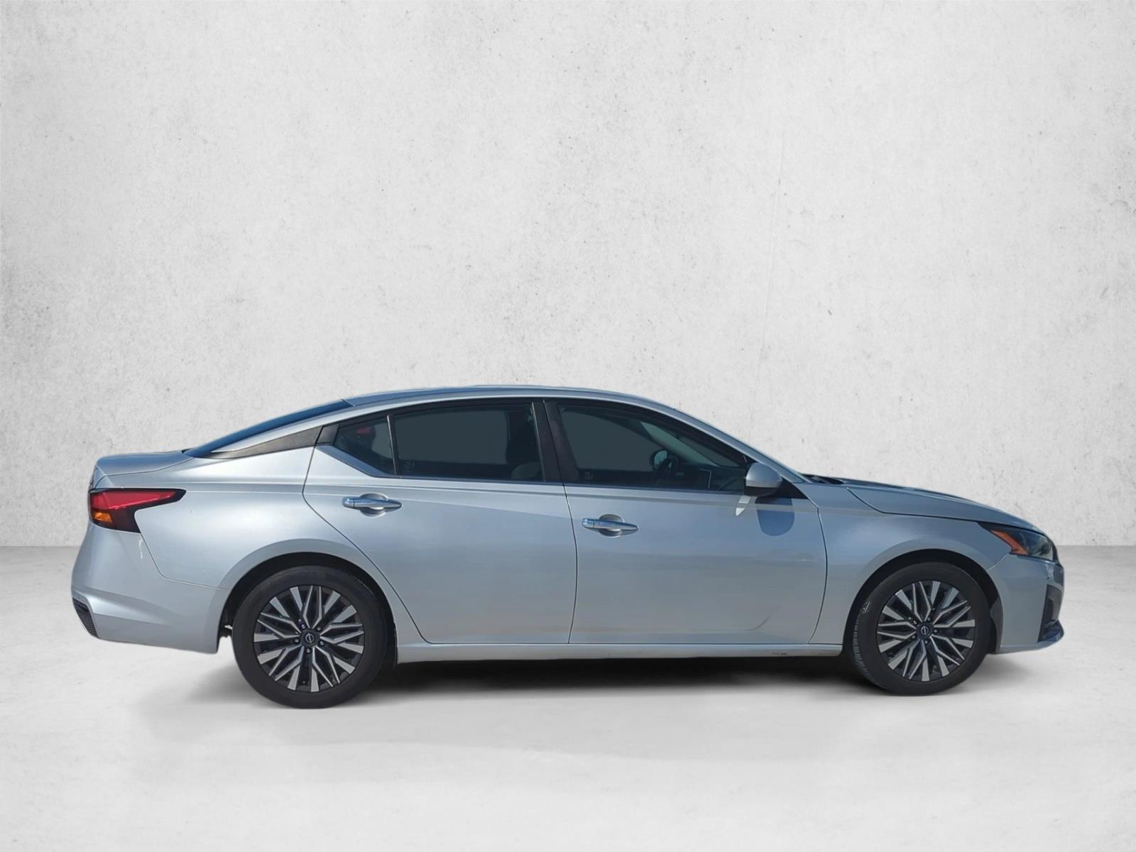 2023 Nissan Altima 2.5 SV photo 3