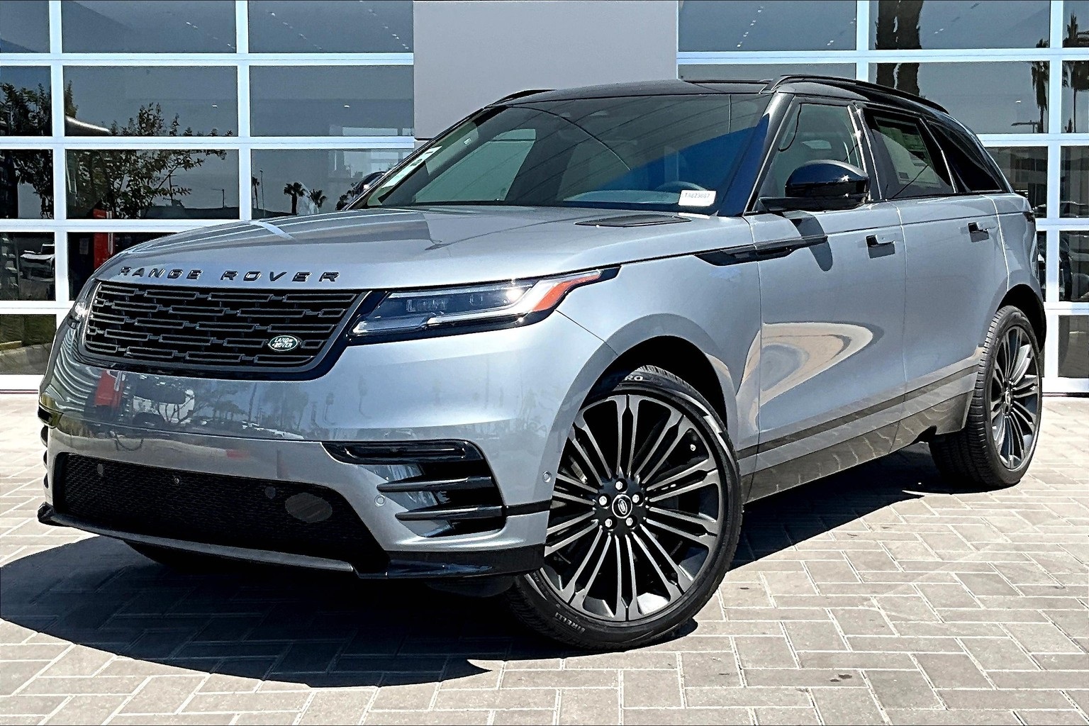 2026 Land Rover Range Rover Velar Dynamic SE's photo