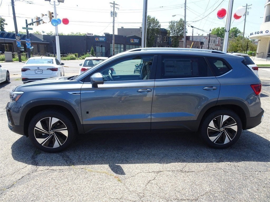 2024 Volkswagen Taos SE photo 2