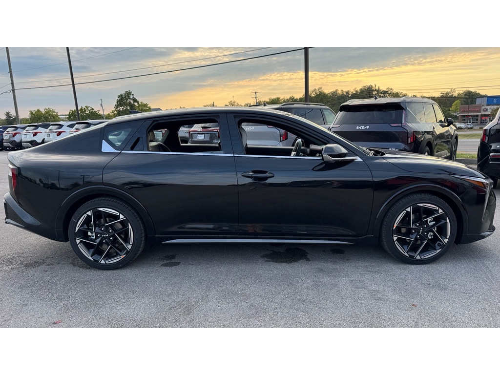 2025 Kia K4 GT-Line photo 2