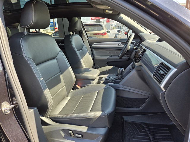 2022 Volkswagen Atlas Cross Sport V6 SEL R-Line photo 12