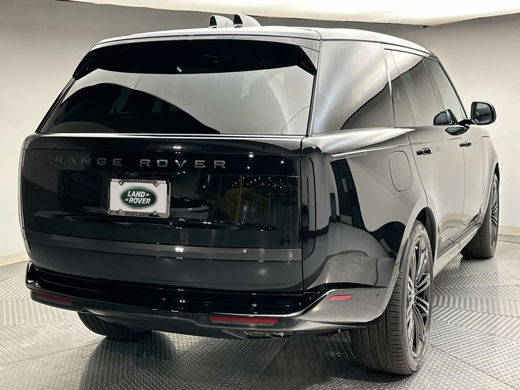 2025 Land Rover Range Rover SE photo 3