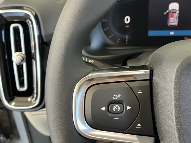 2025 Volvo XC40 Plus photo 18