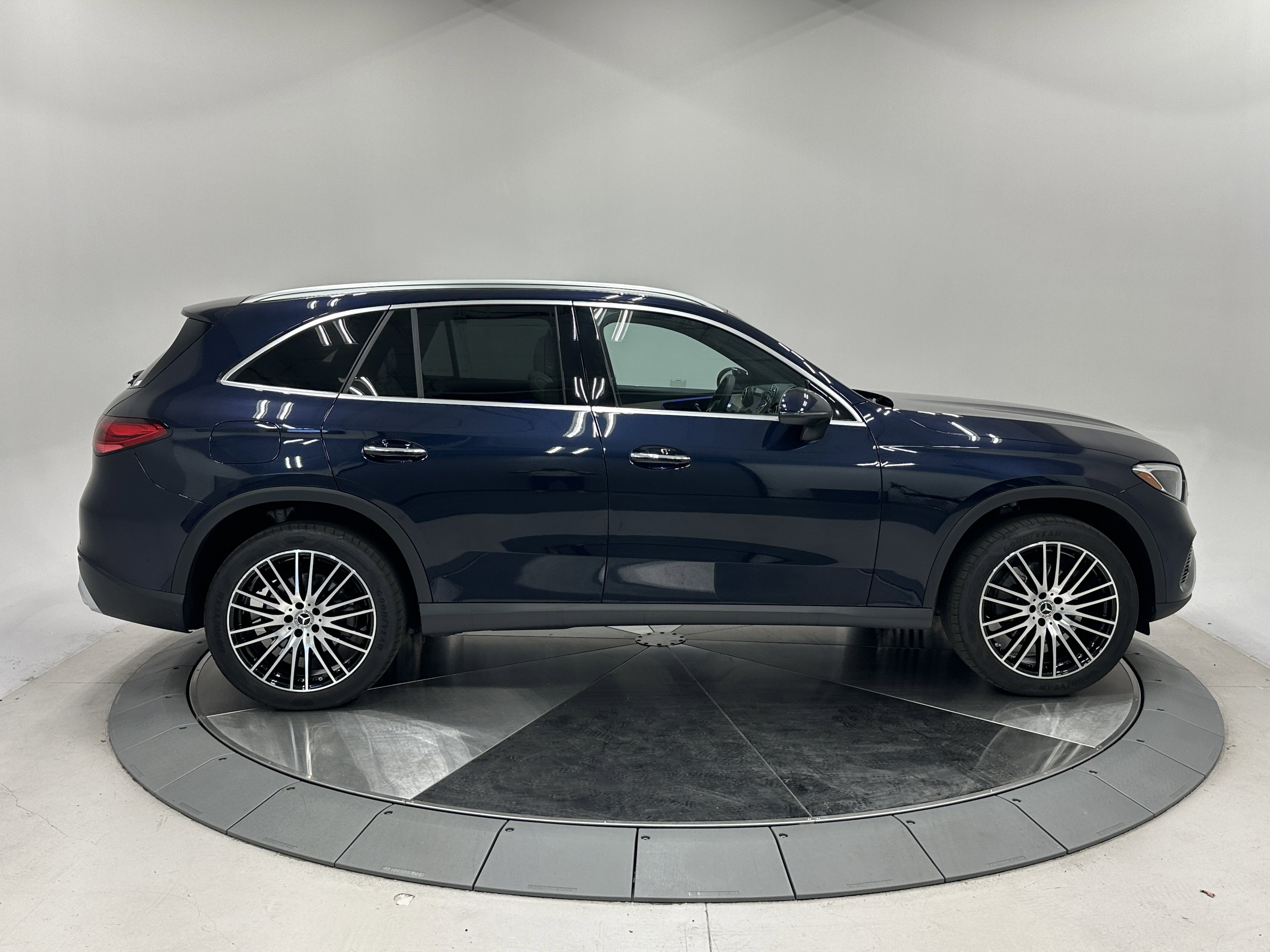 2024 Mercedes Benz GLC 300 photo 3