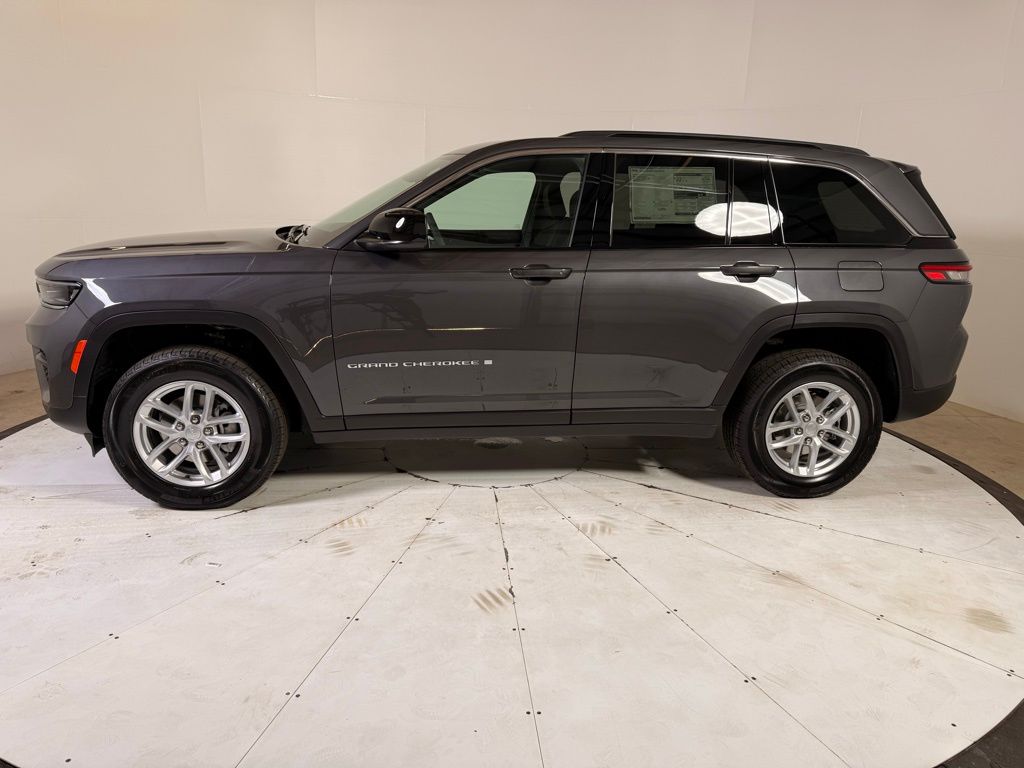 2025 Jeep Grand Cherokee Laredo X photo 4
