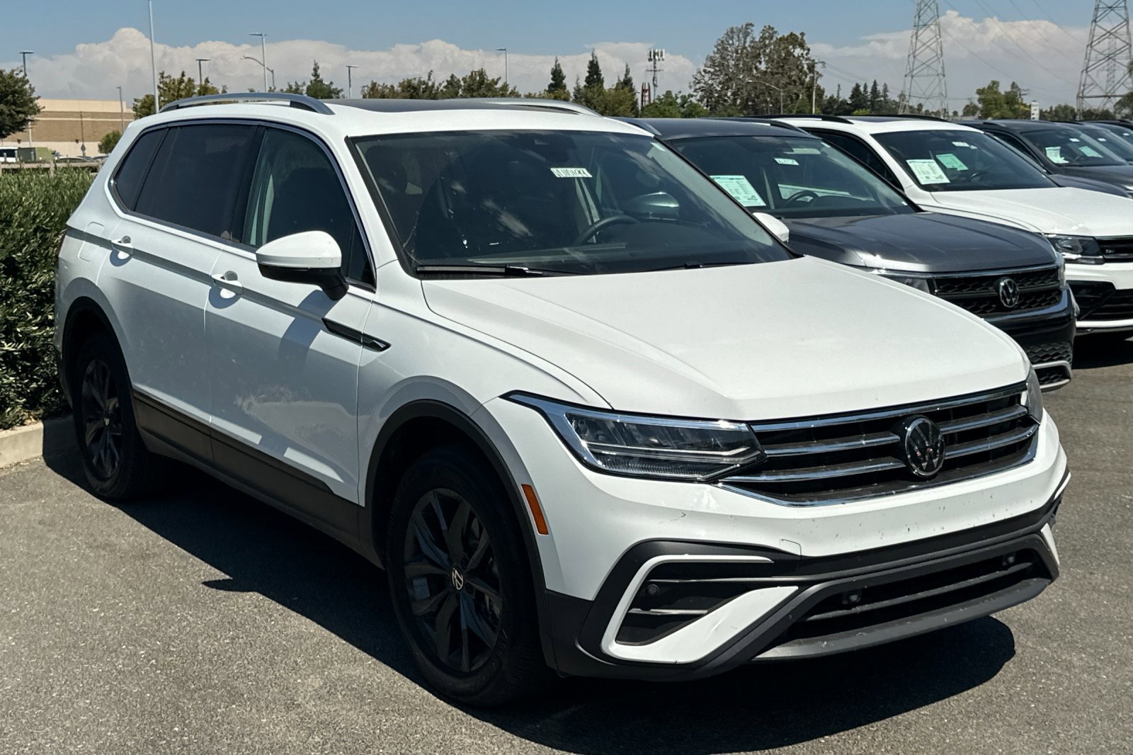 2024 Volkswagen Tiguan SE Wolfsburg Edition photo 2