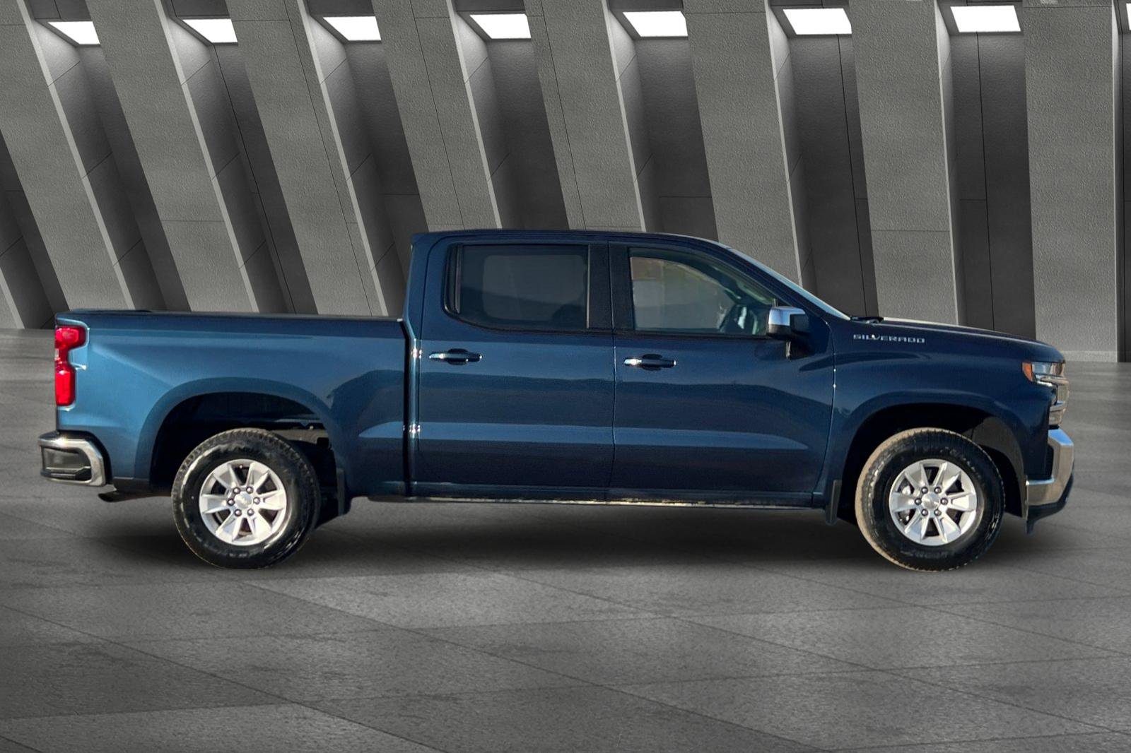 2021 Chevrolet Silverado 1500 LT photo 2