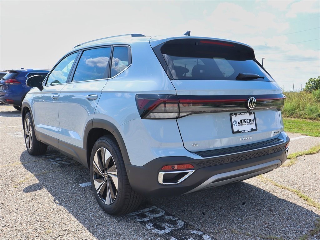 2025 Volkswagen Taos SE photo 3