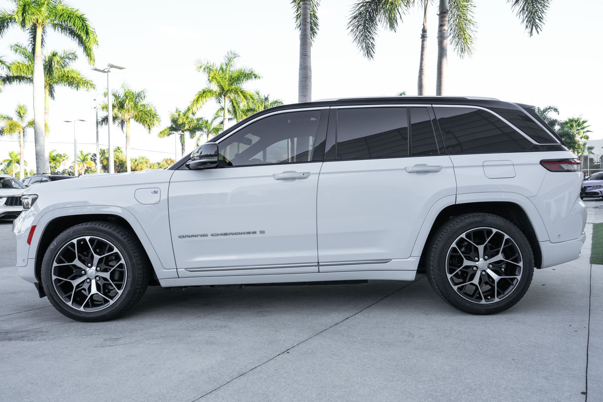 2022 Jeep Grand Cherokee Summit Reserve 4xe photo 4