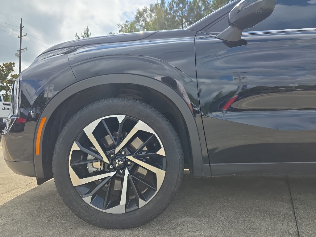 2023 Mitsubishi Outlander SE photo 3