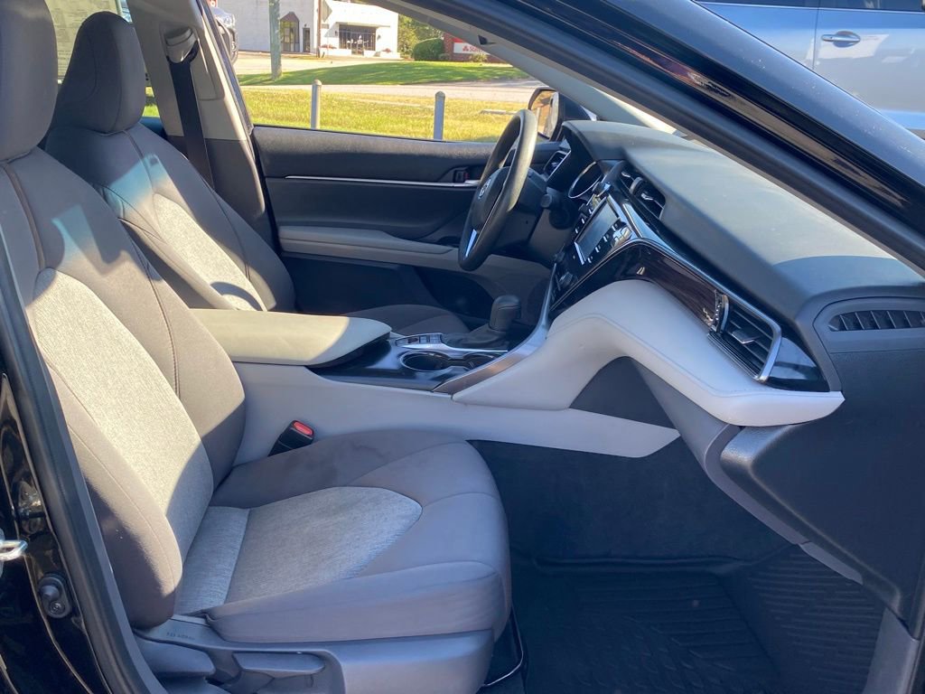 2020 Toyota Camry Hybrid LE photo 12