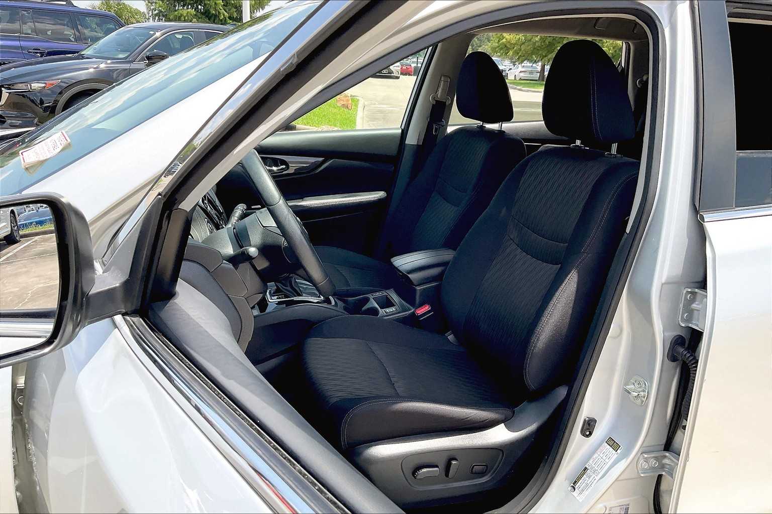 2019 Nissan Rogue SV photo 6